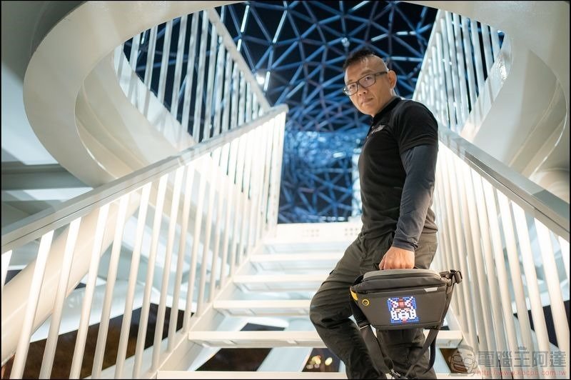 DIVOOM Pixoo LED發光像素單肩包：可自己換圖案、文字，絕對獨一無二！_網頁設計公司